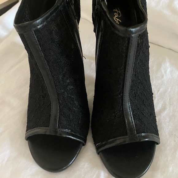 fabulicious Shoes - Fabulicious Black Lace Open Toe Zip UP Stilleto’s